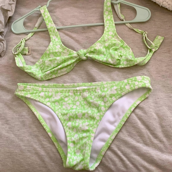 Bikini - Picture 1 of 3